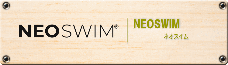 NEOSWIM（ネオスイム）は、サーフィンやダイビング用のウェットスーツにも使われる「クロロプレンゴム（ネオプレーン）」素材を使用した、保温性に優れた水着です。本製品は、スイミングやアクアフィットネスなどの水中運動時、または長時間水中にとどまるスイミングコーチやインストラクターの体温低下を防ぐことを目的に開発されました。クロロプレンゴム（ネオプレーン）は、空気を含んだ泡状の構造を持ち、高い断熱性を誇ります。これにより、冷たい水の影響を受けにくく、体の熱を逃がさずに快適な水中時間をサポートします。